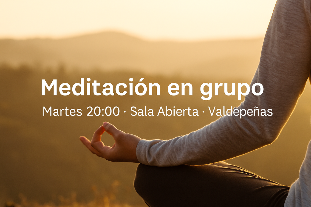 Persona meditando al atardecer en Valdepeñas